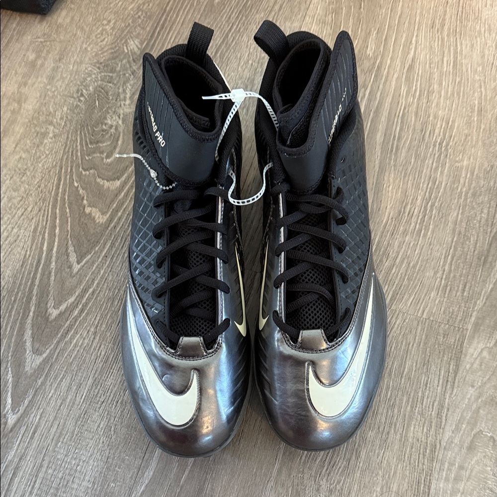 Nike Men's Black and Silver Athletic Shoes